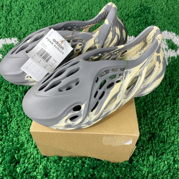 Adidas Yeezy Foam RNNR MXT
Moon Grey